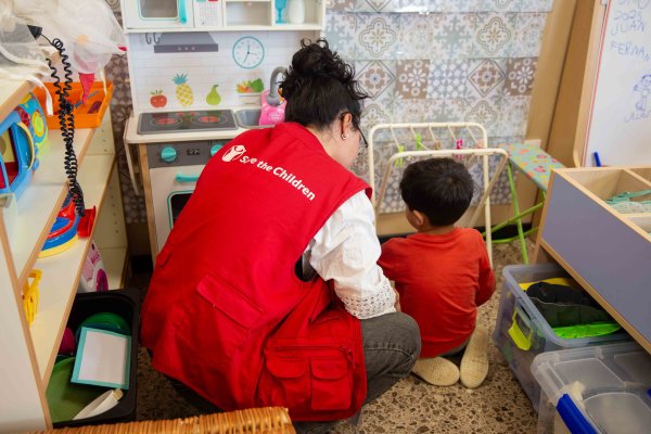 Una educadora de Save the Children junto a uno de los niños que la entidad atiende en Paiporta / Pablo Martí – Diodo Media Una educadora de Save the Children junto a uno de los niños que la entidad atiende en Paiporta / Pablo Martí – Diodo Media
